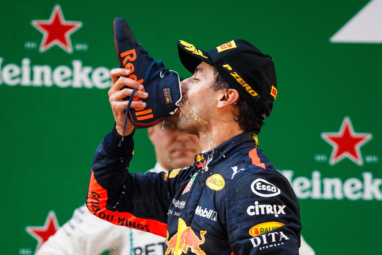 hình ảnh: Ricciardo vừa đăng quang ở China GP