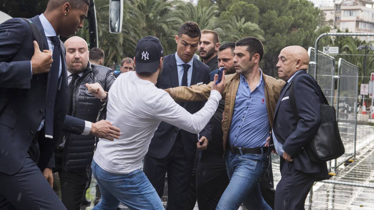 ''Phóng viên dỏm'' áp sát Ronaldo