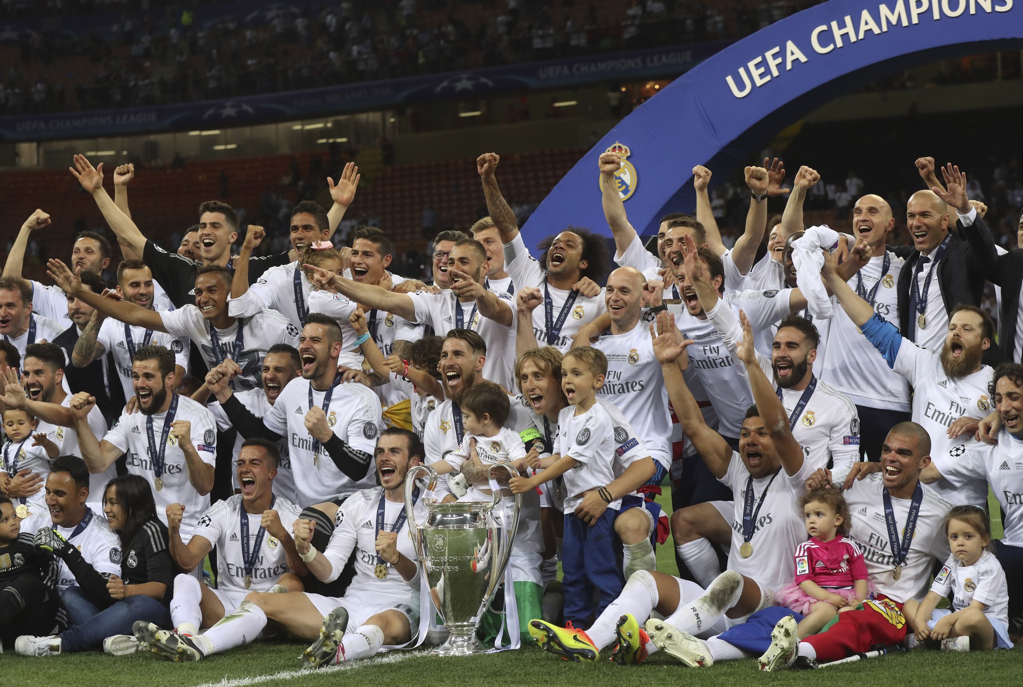 Tuy nhiên, với những ông lớn đến từ 4 giải VĐQG còn lại trong Top 5 giải VĐQG hàng đầu châu Âu và đặc biệt là từ phía UEFA - cơ quan quản lý, điều hành Champions League, tất cả có lý do để ghen tị khi nhìn vào mức thưởng trên trời tại Premier League.  Một ví dụ đơn giản, mùa trước Real Madrid giành danh hiệu C1/Champions League lần thứ 11 trong lịch sử, song số tiền thưởng họ nhận về (94 triệu euro) từ UEFA vẫn còn kém chút xíu so với mức thưởng cho đội xếp thứ… 11 tại Premier League (77 triệu bản, tương đương 99,5 triệu euro).  Đừng quên, mức thưởng kể trên của Real đã là kỷ lục trong lịch sử Champions League. Bởi mùa trước, bắt đầu chu kỳ 3 năm 2015-2018, UEFA đã đồng loạt tăng các mức tiền thưởng.  Ví dụ, tiền thưởng cho đội giành quyền góp mặt ở vòng bảng (8,6 triệu euro), và cho mỗi trận thắng ở vòng bảng (1 triệu euro/trận) đã tăng tới 50%, lần lượt lên các con số 12 triệu euro và 1,5 triệu euro.
