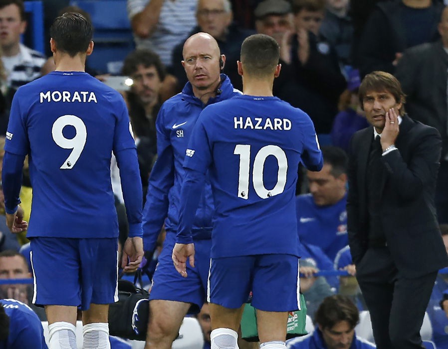 Sau Morata, HLV Conte cũng phải rút Hazard khỏi sân ở hiệp 2 bởi ngôi sao người Bỉ cũng chỉ mới bình phục sau chấn thương mắt cá nghiêm trọng