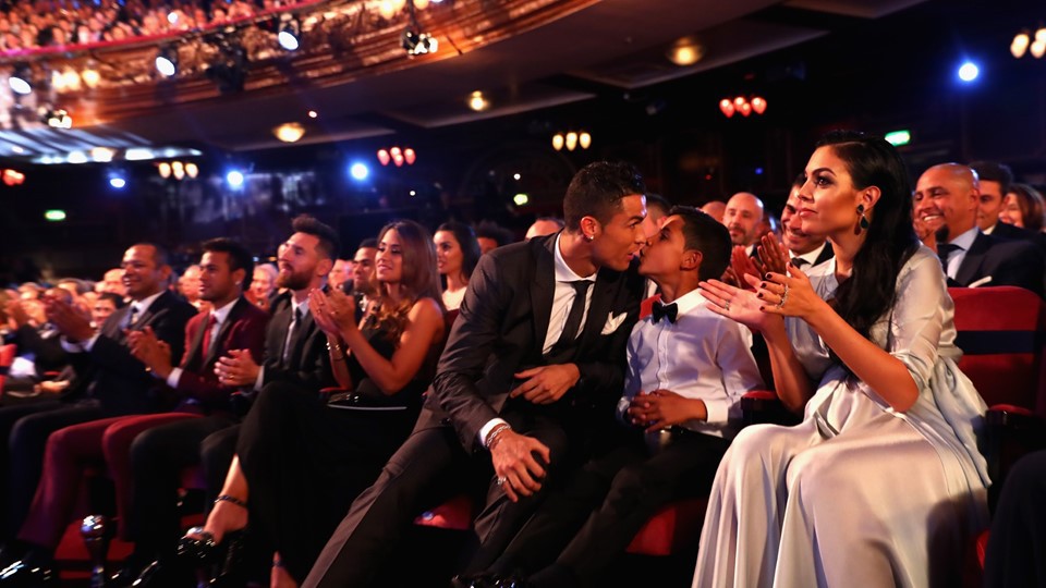 Ronaldo chia sẻ niềm vui bên gia đình