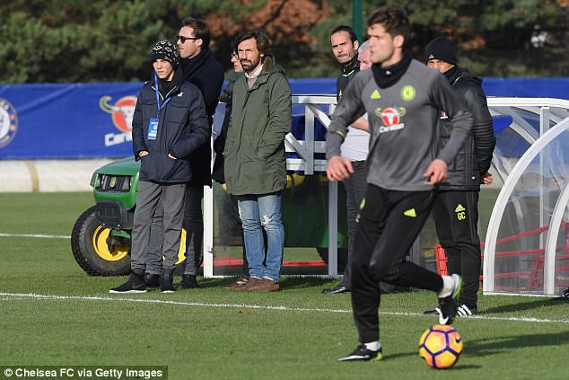 Pirlo từng đến Cobham thăm quan và theo dõi cầu thủ Chelsea tập luyện cũng như phương thức huấn luyện của Conte vào tháng 12 năm ngoái