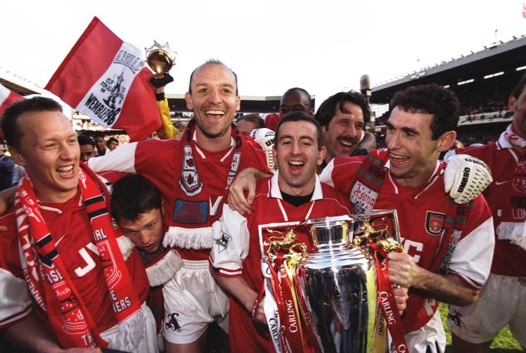 Paddy Power từng ''trả tiền nhầm'' với trường hợp của MU - Arsenal mùa 1997/98