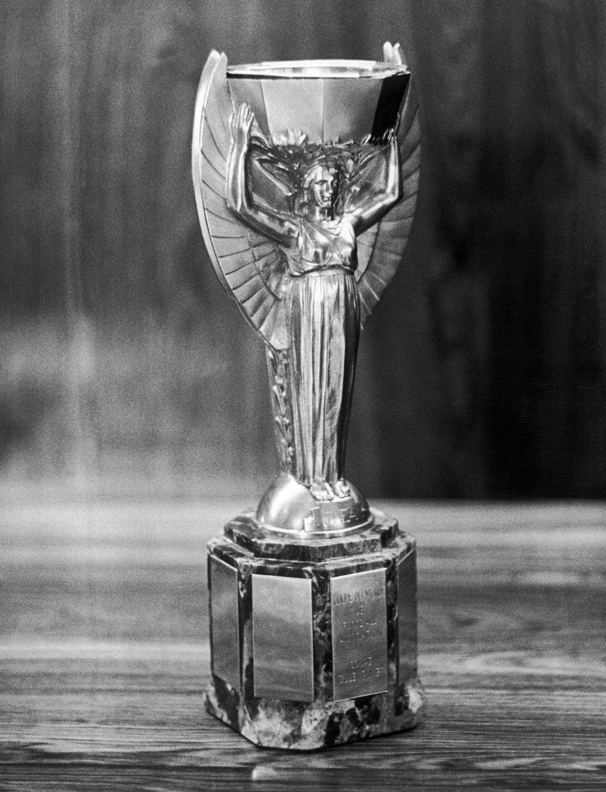 Hình ảnh: Cúp vàng Jules Rimet từng bị trộm mất chỉ 3 tháng trước VCK World Cup 1966