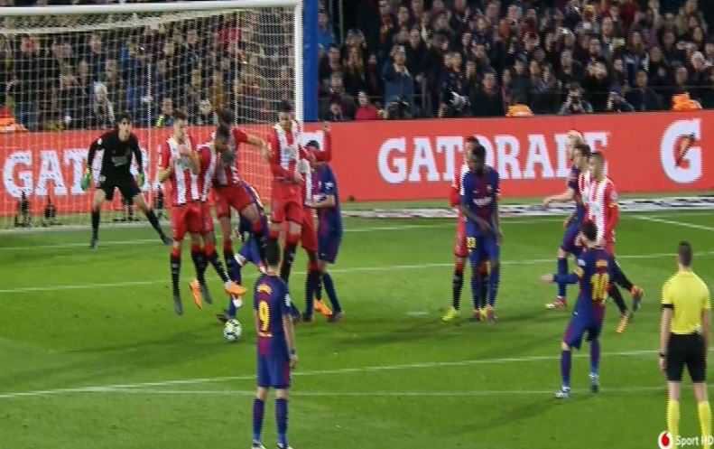 Hình ảnh: Mà Messi sút chìm làm lố cả TM lẫn hàng rào Girona