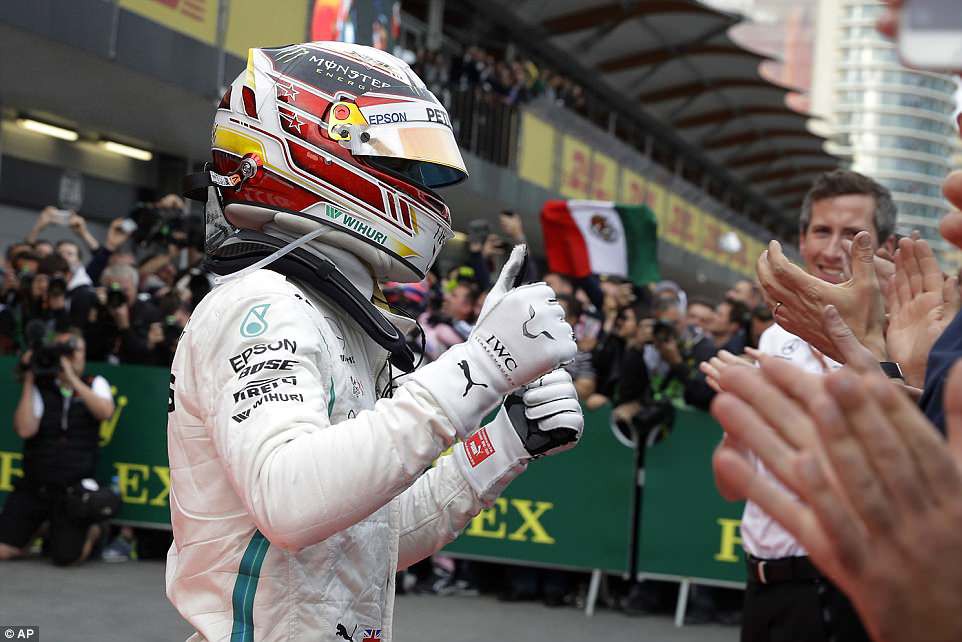 Hình ảnh: Hamilton đăng quang Azerbaijan GP với kịch bản gây sốc