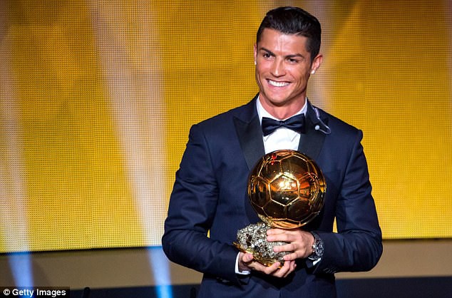 Ronaldo sẽ cân bằng ''tỷ số Bóng vàng'' với Messi năm nay?