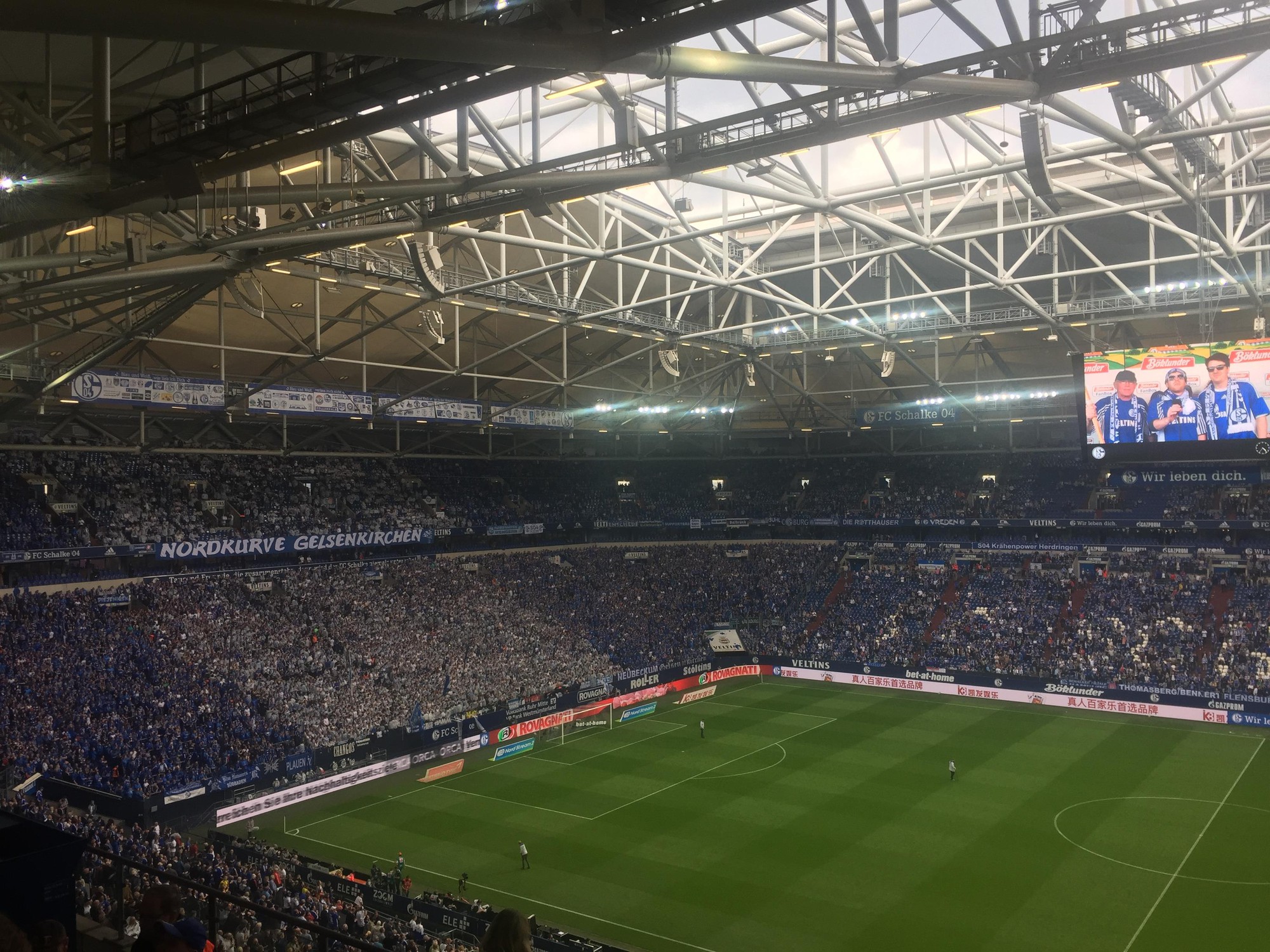 Hình ảnh: CĐV Schalke phủ xanh khán đài sân Veltins ở trận derby vùng Ruhr tại vòng 30 vừa qua