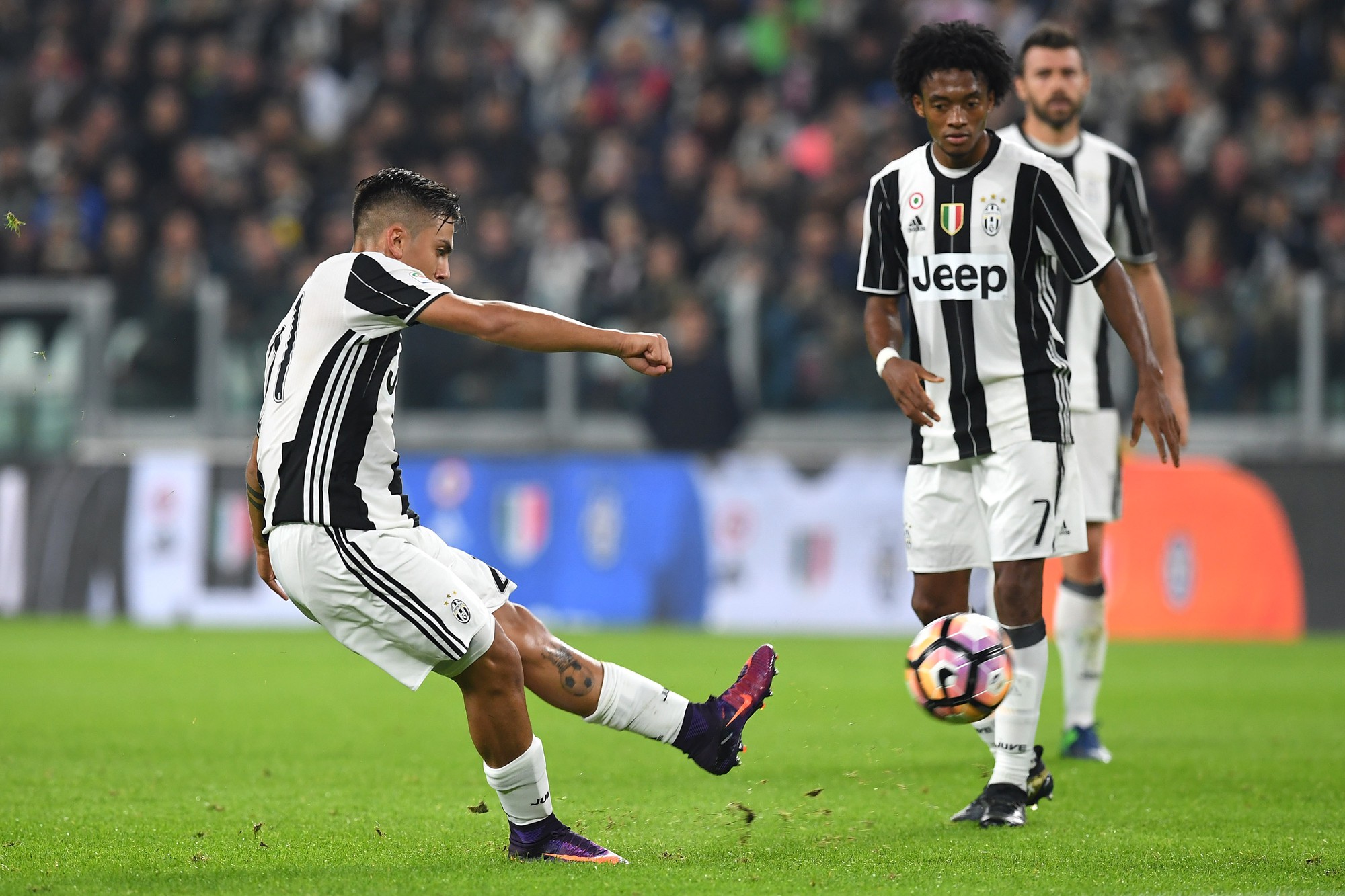 Lyon - Juventus: Xem Juve ghi bàn nét “chuẩn H-D”