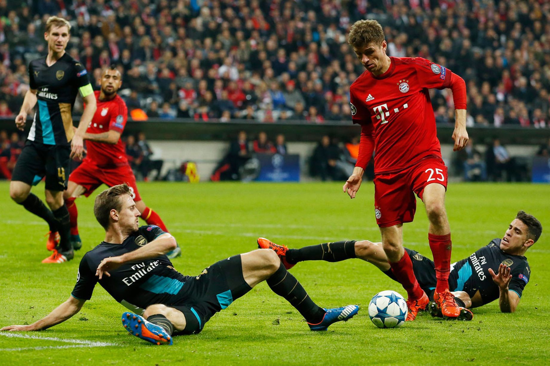 Arsenal bỏ rơi ngôi sao Mesut Oezil ở đại chiến với Bayern