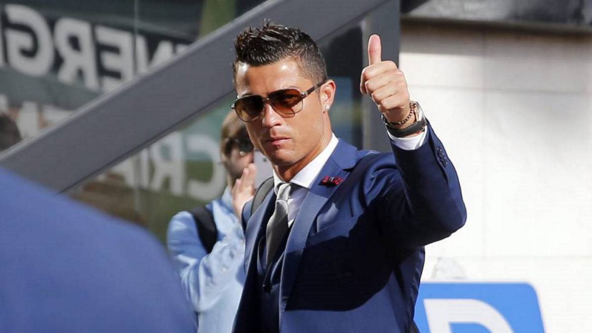 Thuê... Ronaldo theo tiếng hết bao nhiêu tiền?