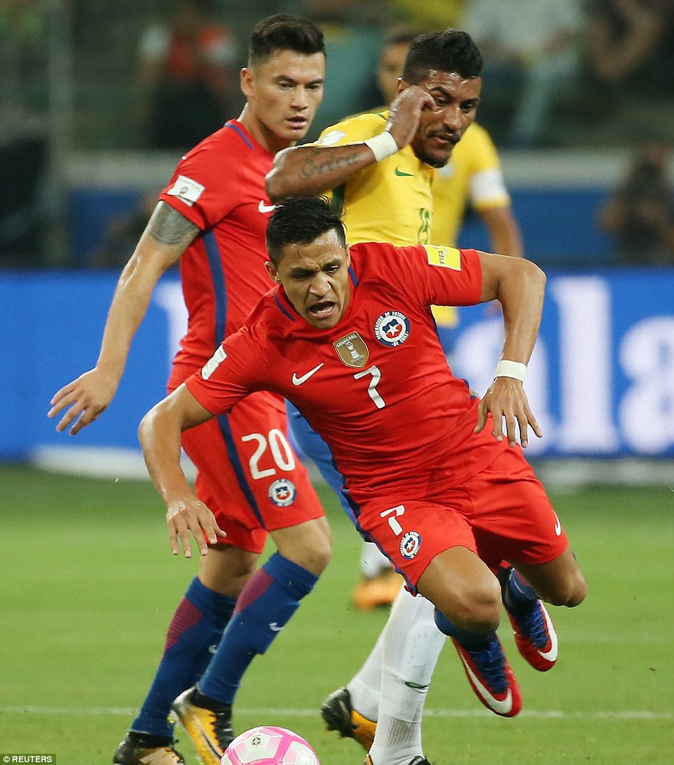 Alexis Sanchez và Chile may mắn giành suất đá play-off