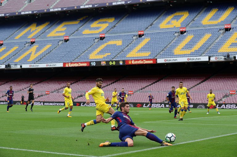 Barca chơi trong sân không khán giả