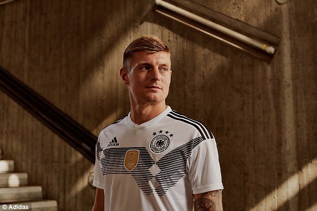 Kroos cùng tuyển Đức với mẫu áo đấu cho hành trình bảo vệ chức VĐTG Hè năm sau