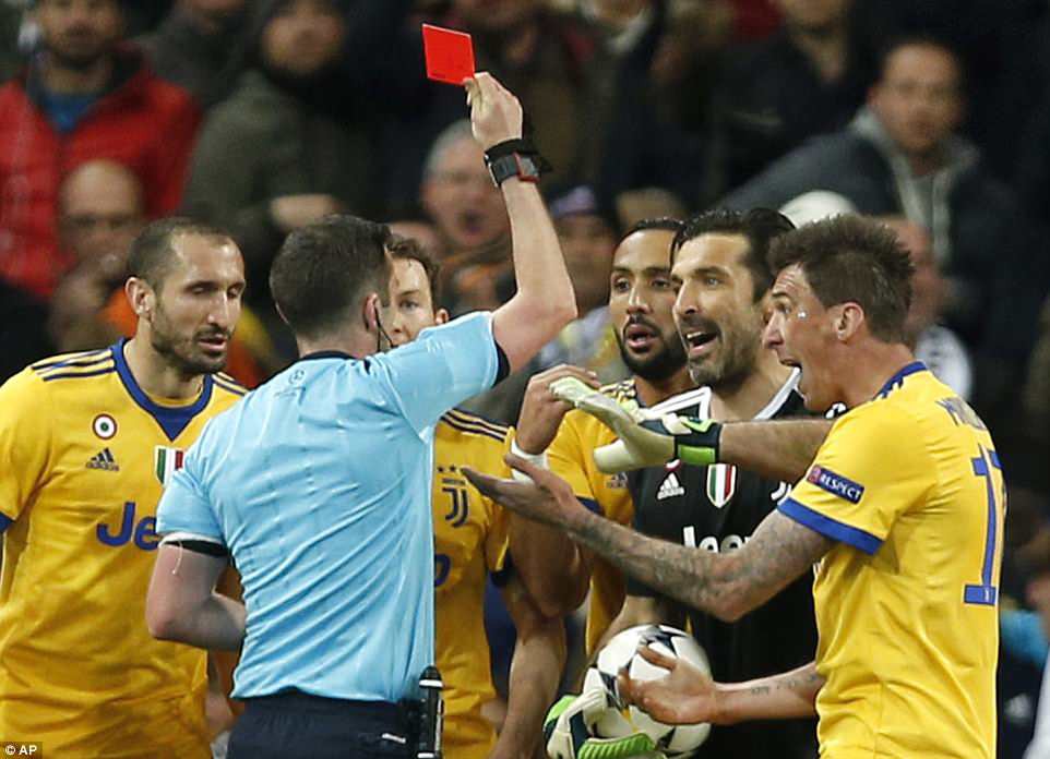 hình ảnh: Buffon bị đuổi vì phản ứng với trọng tài