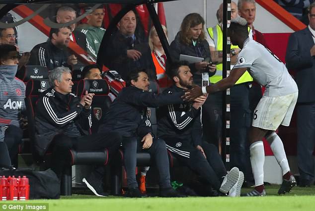 hình ảnh: Dù được Mourinho vỗ tay khen ngợi, Pogba không bắt tay HLV người Bồ sau khi rời sân cuối trận thắng West Brom hôm qua