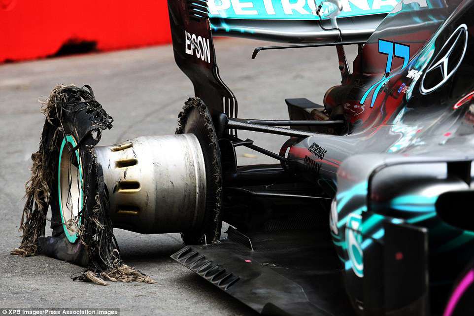 hình ảnh: Lốp sau chiếc xe của Bottas nổ tan tành thảm hại