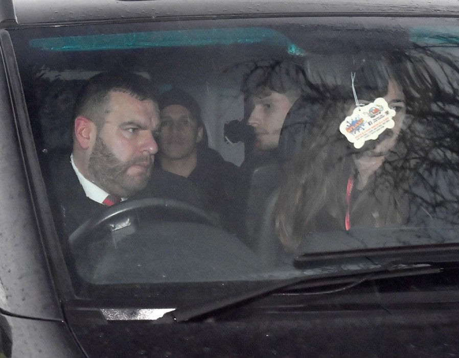 Hình ảnh: Sanchez (giữa) ngồi trong xe đến trung tâm Carrington