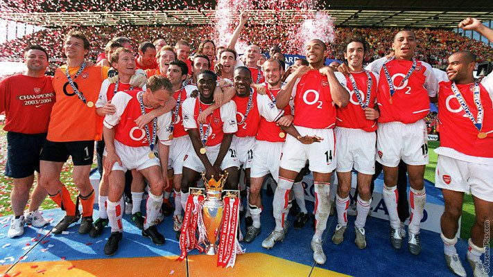 Hình ảnh: Arsenal đã bất bại ở mùa 2003/04 sau sự sụp đổ của MU sau Noel