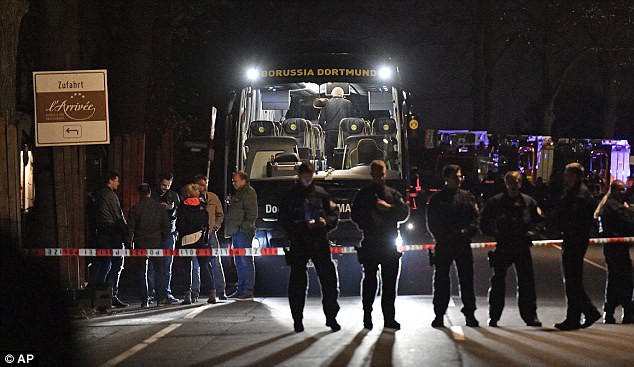 Sốc: Xe bus chở Dortmund phát nổ, trận đấu với Monaco bị hủy!