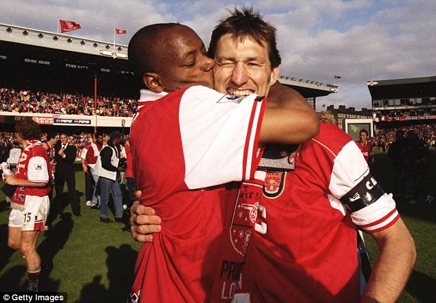Kình địch Arsenal đã đánh bại MU cùng Sheringham để vơ vét các danh hiệu lớn mùa 1997/98