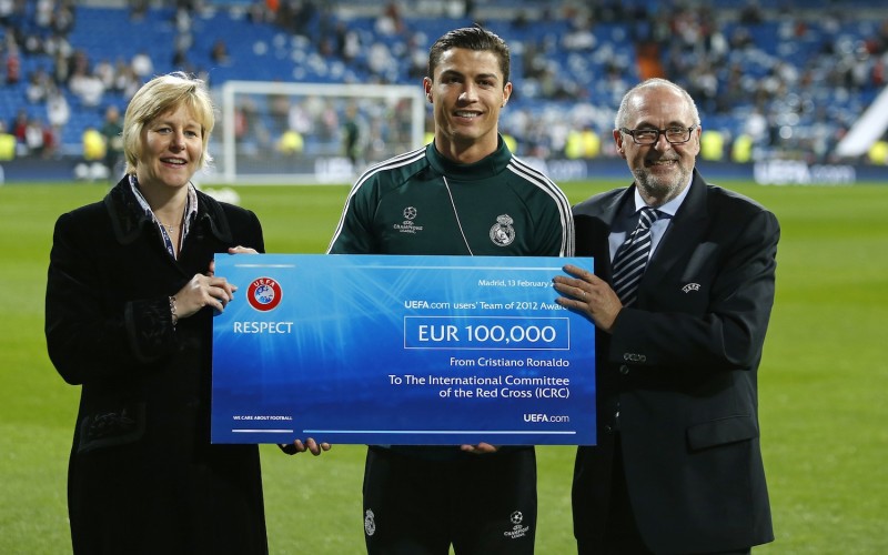Ronaldo cũng đã không ít lần dành tặng tiền cho Hội chữ thập đỏ quốc tế, từ khi anh còn khoác áo Man Utd cho tới khi về Madrid