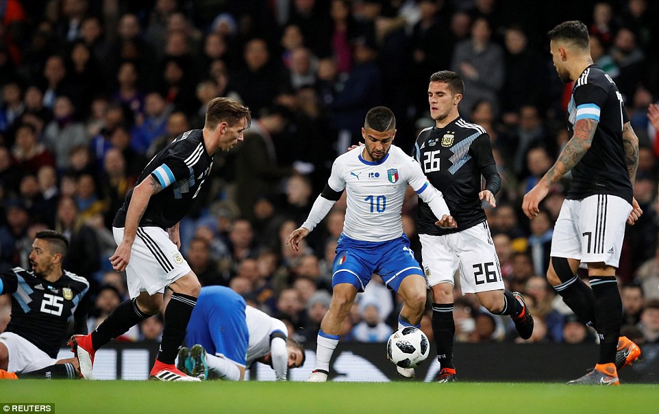 hình ảnh: Italia đang sa sút không chống đỡ được Argentina