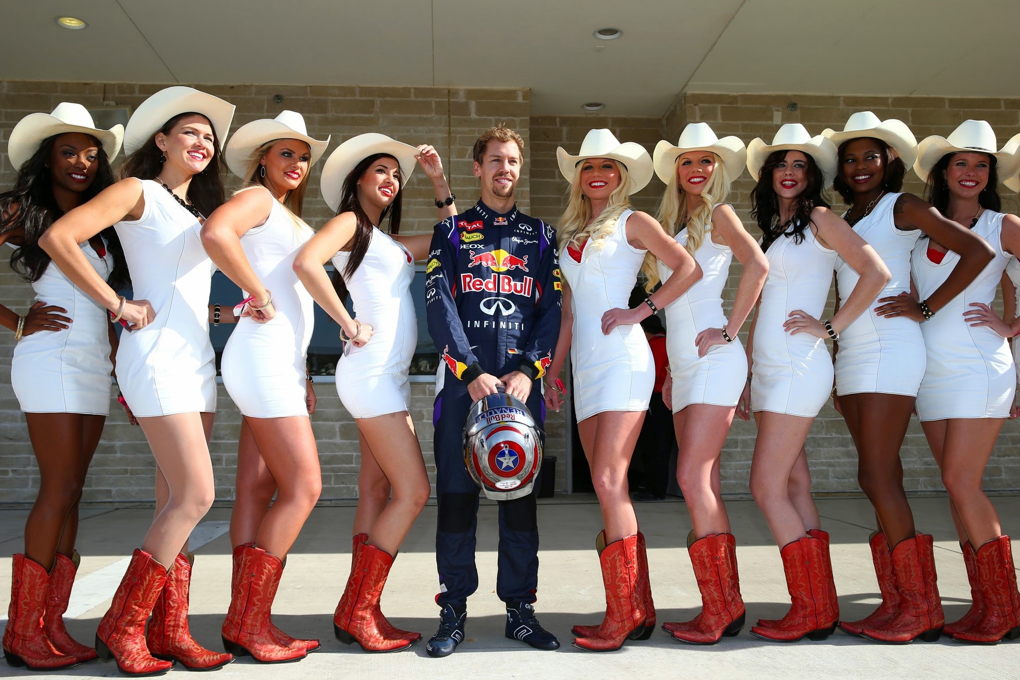 hình ảnh: Các người mẫu xinh đẹp vây quanh Vettel tại đường đua ở Mỹ