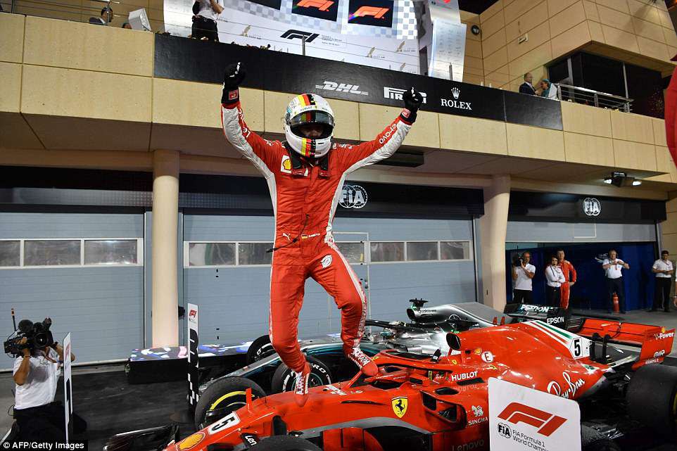 Hình ảnh: Vettel vừa về nhất chặng Bahrain GP, bỏ lại hai tay đua Bottas và Hamilton của Mercedes ở phía sau