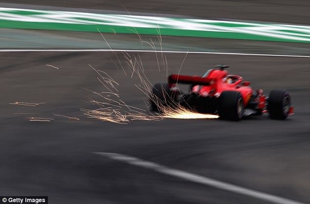 hình ảnh: Xe của Vettel còn tóe lửa ở lược chạy thử thứ hai