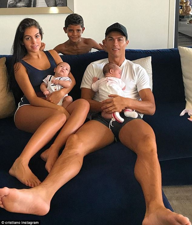 Hình ảnh Ronaldo và bạn gái Georgina bên 3 người con riêng của siêu sao người Bồ cách đây chưa lâu
