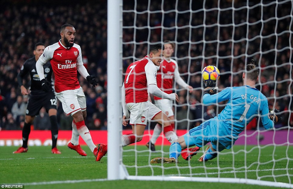 Pha cản phá xuất thần của De Gea ngăn Sanchez ghi bàn gỡ hòa 2-2 cho Arsenal