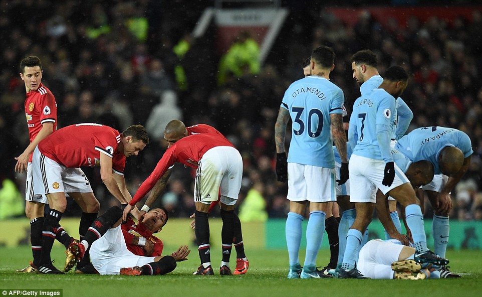 Máu của cầu thủ MU, trung vệ Rojo, cũng đã đổ xuống ở trận đấu mà Mourinho không hài lòng với công tác trọng tài