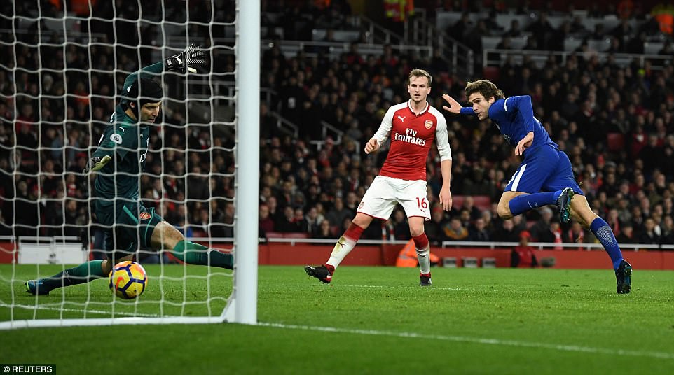 Hình ảnh: Marcos Alonso vừa ghi bàn vào lưới Arsenal ở derby London