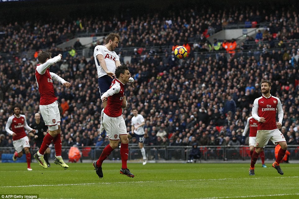 Hình ảnh: Bất kể Arsenal đã phản ứng với trọng tài ở bàn thua vì cho rằng Koscielny bị Kane phạm lỗi, kết quả không thể đảo ngược