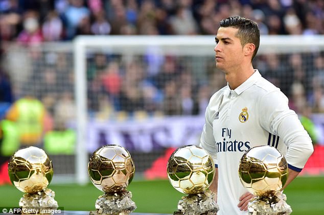 Ronaldo đã có 4 danh hiệu Quả bóng vàng và chỉ còn kém Messi 1 danh hiệu