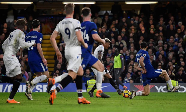 hình ảnh: Chelsea phải nhọc nhằn bảo vệ 3 điểm ở những phút cuối sau khi Van Aanholt ghi bàn cho Palace