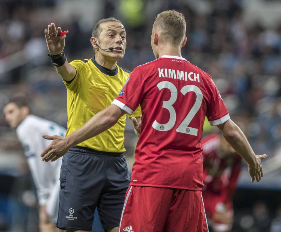 hình ảnh: TT Cuneyt Cakir không cho Kimmich và Bayern hưởng phạt đền