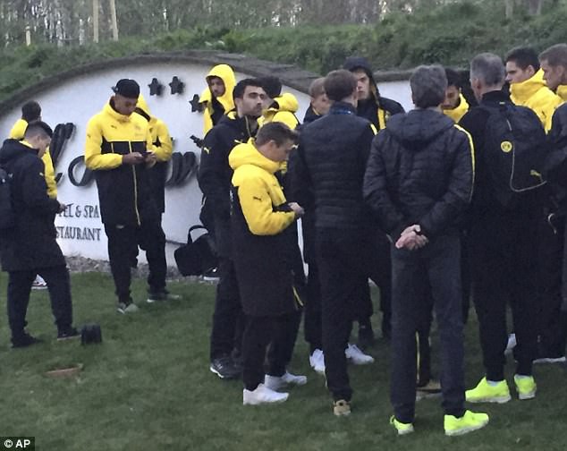 Các cầu thủ Dortmund lộ rõ vẻ sợ hãi, co cụm tập trung nhau lại trước khách sạn L'Arrivee