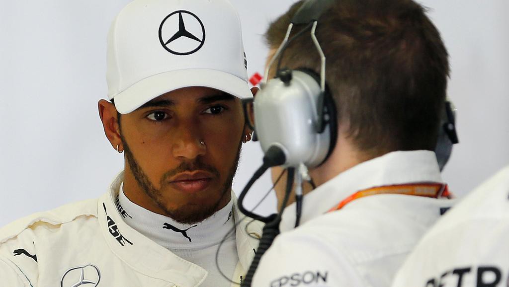 hình ảnh: Hamilton không hài lòng vì cách thức liên lạc và những lỗi kỹ thuật Mercedes mắc phải sau 2 chặng đua đầu mùa giải