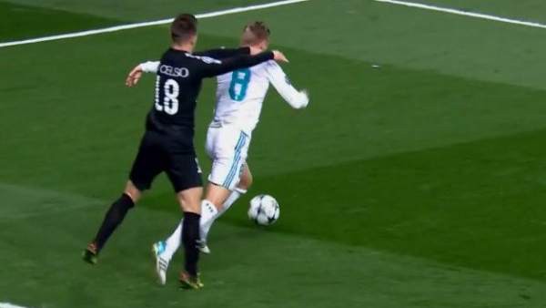 Hình ảnh: Pha bóng Kroos ngã trong vòng cấm mang về phạt đền giúp Real Madrid lội ngược dòng hạ PSG ở Champions League