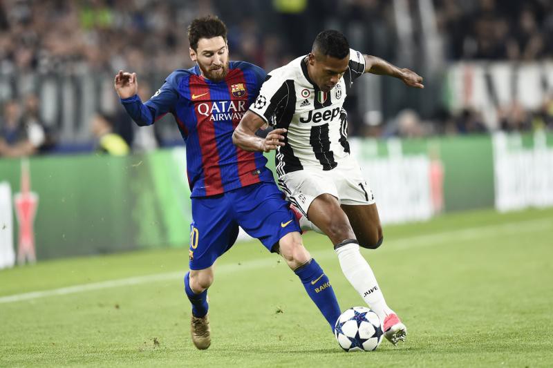 Messi cũng chật vật khi đối đầu Sandro sung mãn thể lực