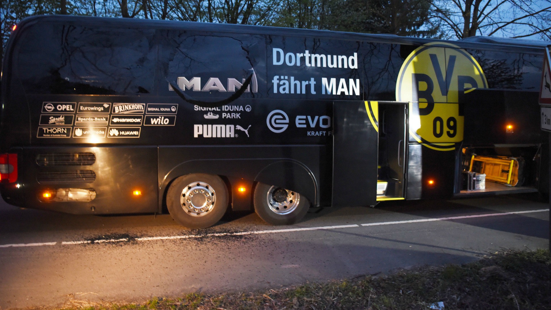 Xe bus chở toàn đội Dortmund từng bị đánh bom trên đường đến sân ở tứ kết mùa này