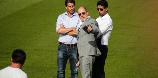 Các sếp PSG, Al Khelaifi (phải) và Henrique (giữa) quyết đưa Neymar sang Paris