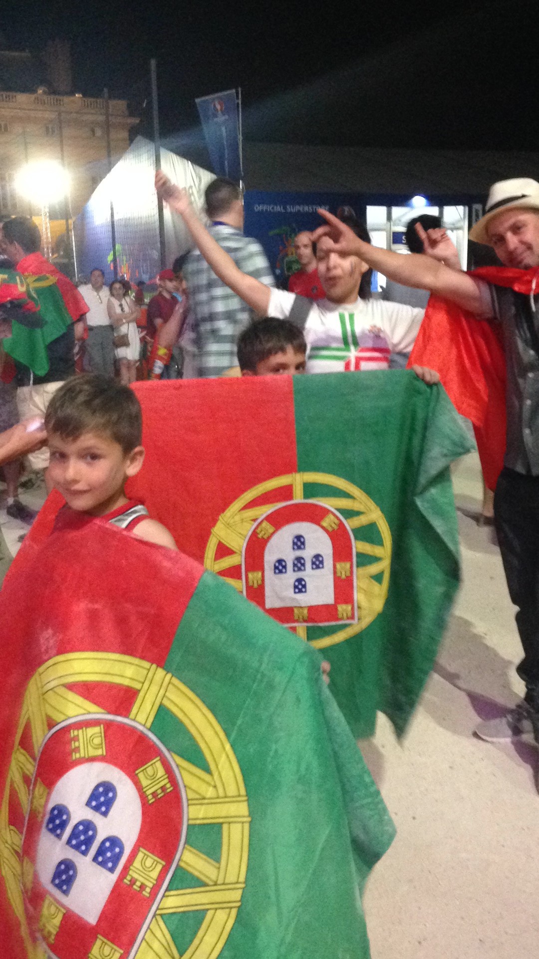 Trực tiếp từ Paris - Màn ăn mừng ngập tràn cảm xúc của CĐV Bồ Đào Nha 