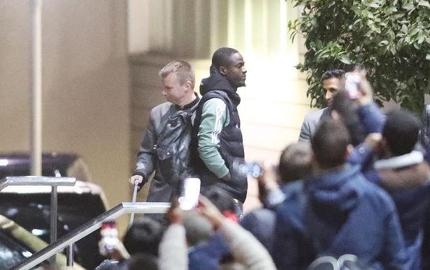 hình ảnh: Bailly cùng đồng đội đến khách sạn Lowry tối qua