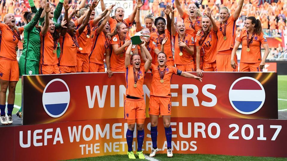 Thật trớ trêu khi bóng đá nữ giờ mới làm vẻ vang cho Hà Lan, sau chức vô địch EURO hồi tháng 7 năm nay