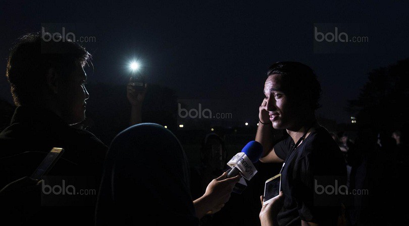 BHL và các cầu thủ U22 Indonesia không trả lời báo chí ngay khi xuống sân bay Kuala Lumpur. Ảnh: Bola,