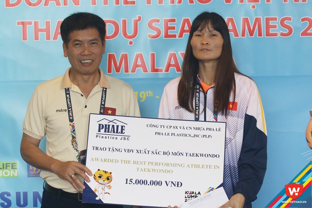 Ông Trần Đức Phấn (trái) cho biết đoàn thể thao VN có hơn 2 tỷ thưởng nóng cho VĐV. Ảnh: Tú Nguyễn