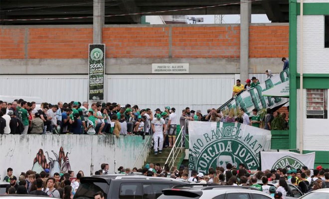Hàng trăm người hâm mộ đến sân đấu của Chapecoense để chia buồn và chờ đợi tin tức từ vụ tai nạn ở Colombia.